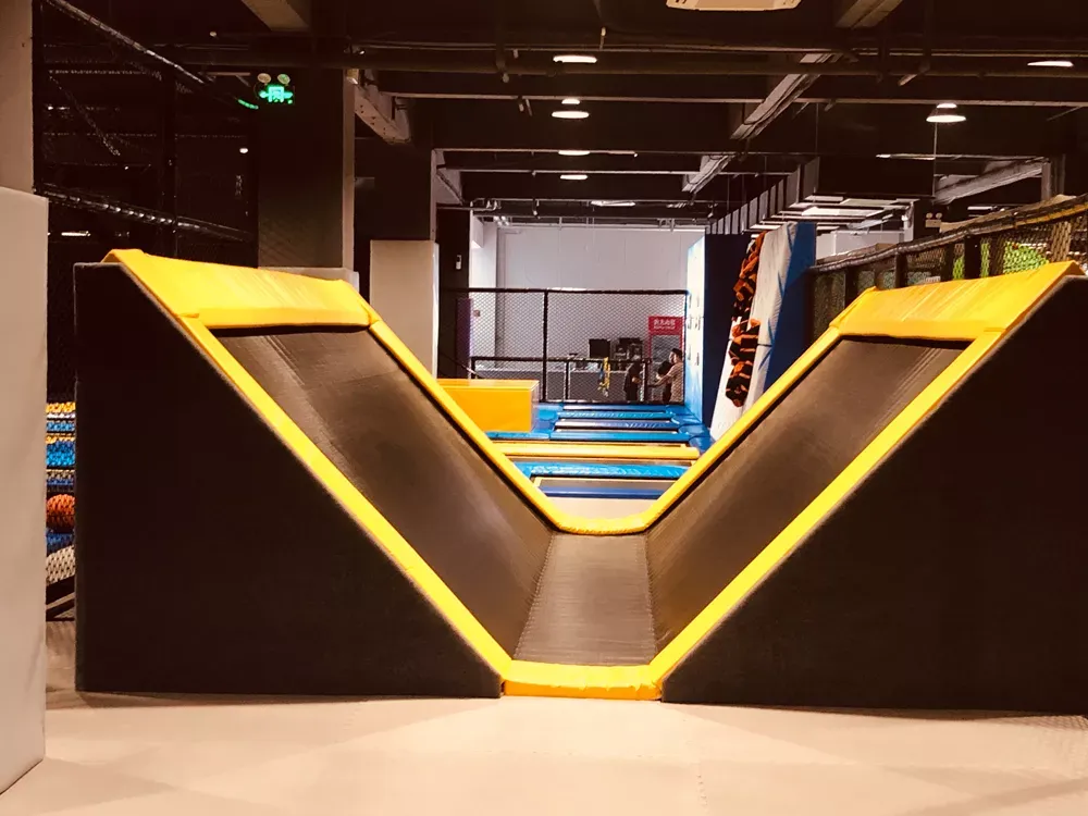 鄂尔多斯口袋屋蹦床公园V型斜蹦面