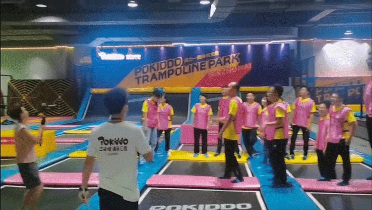 运动梦工厂团建.gif