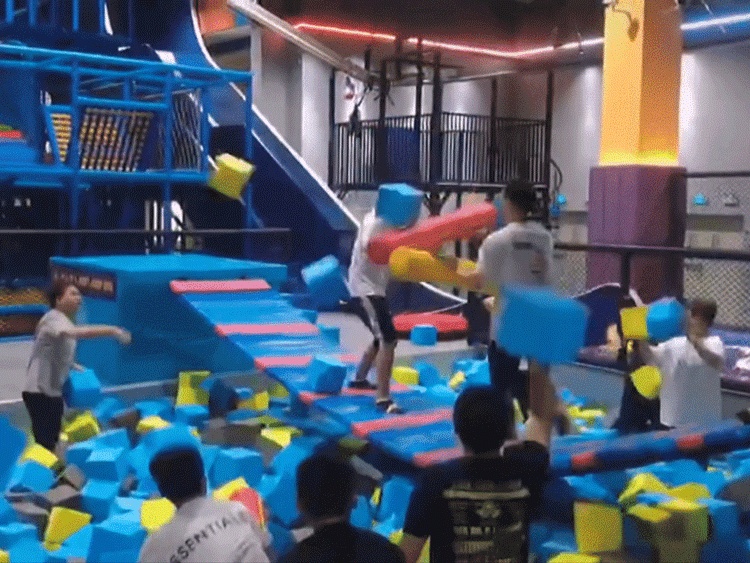 运动乐园团建.gif