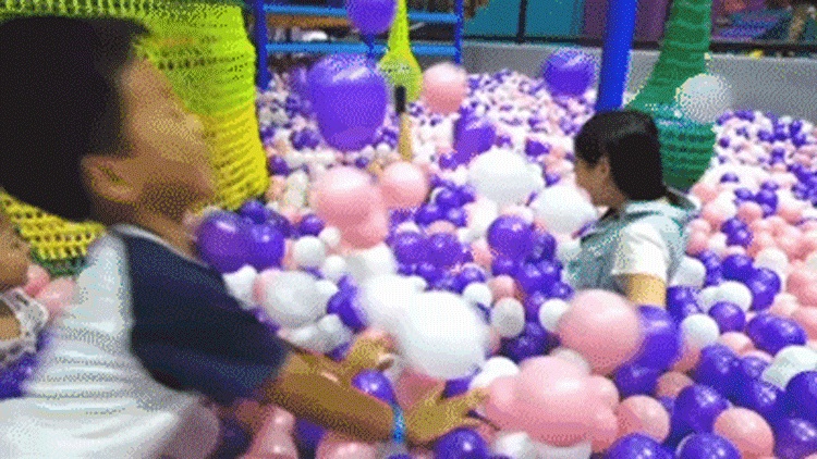 运动乐园海洋球池.gif