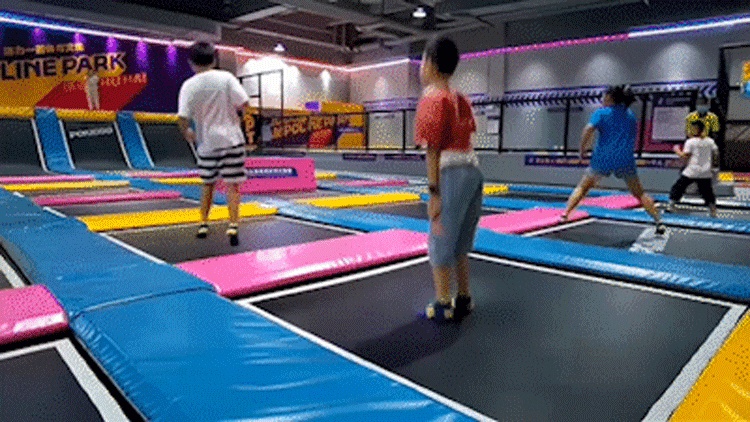 运动乐园自由蹦床.gif