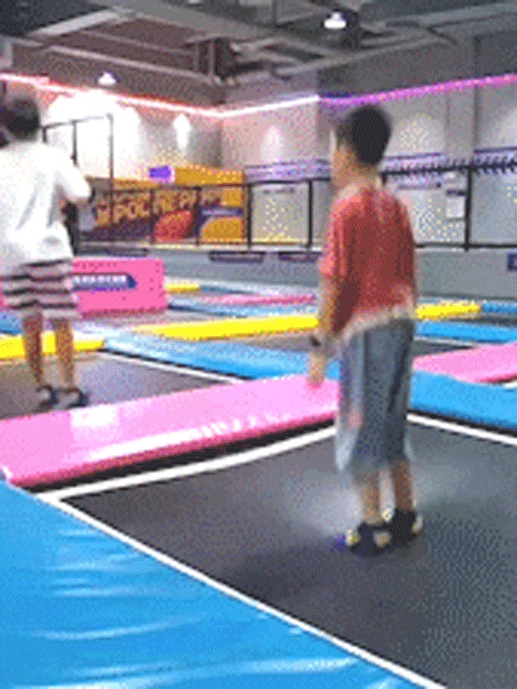运动乐园自由蹦床.gif