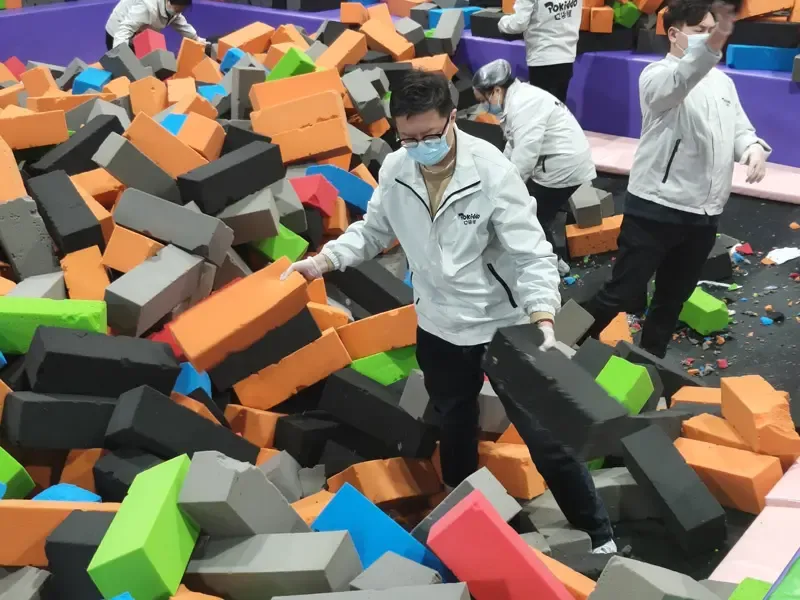 室内运动乐园开馆流程前清洁卫生