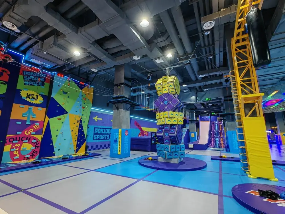 高空挑战区：攀岩、滑梯、跳塔