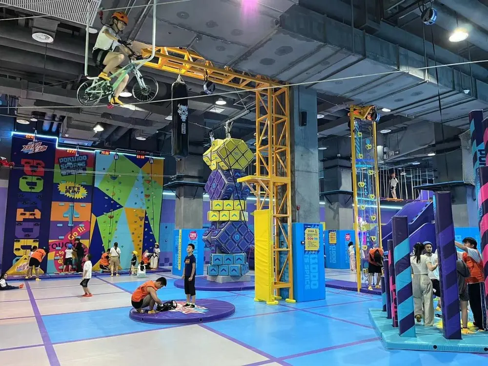 高空探险区：攀岩、梅花桩、空中自行车