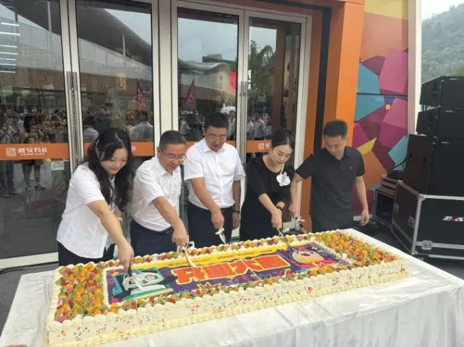 雅安市领带参加口袋屋x熊猫运动梦工场开业庆典切蛋糕